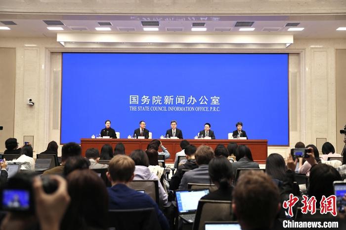 10月12日，中國(guó)國(guó)務(wù)院新聞辦公室在北京舉行新聞發(fā)布會(huì)，財(cái)政部部長(zhǎng)藍(lán)佛安、財(cái)政部副部長(zhǎng)廖岷、財(cái)政部副部長(zhǎng)王東偉、財(cái)政部副部長(zhǎng)郭婷婷介紹“加大財(cái)政政策逆周期調(diào)節(jié)力度、推動(dòng)經(jīng)濟(jì)高質(zhì)量發(fā)展”有關(guān)情況，并答記者問。 <a target='_blank' href='/'>中新社</a>記者 王紫儒 攝
