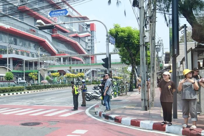 地震次日泰國(guó)曼谷正逐步恢復(fù)正常社會(huì)秩序