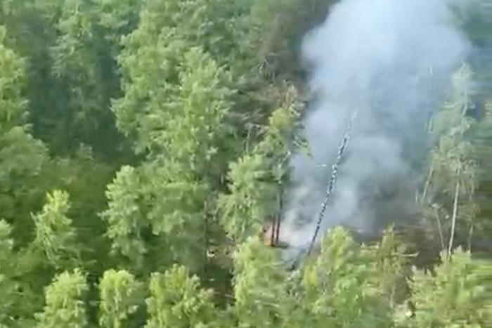 俄羅斯一架飛機失事 墜機現(xiàn)場升起煙霧