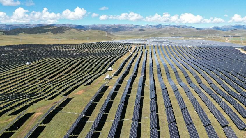 超4000米海拔光伏基地成牦?！疤炷徊蛷d”