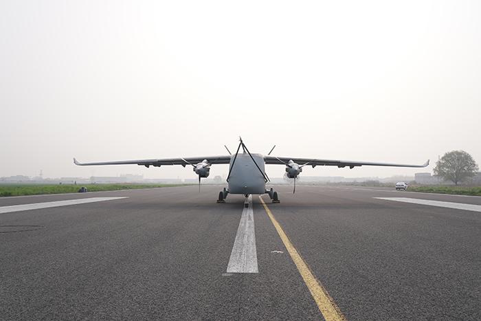中國首款7噸級(jí)運(yùn)投無人機(jī)長鷹-8在河南鄭州首飛